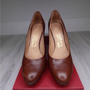 Ferragamo Brown Leather Heels
Tamina